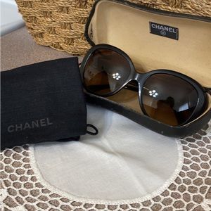 Gorgeous Chanel Sunglasses with Dustbag and Case!
